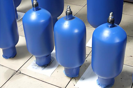 搜蓄能器出現(xiàn)油箱噴油的現(xiàn)象,如何解決?